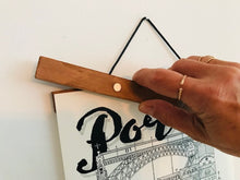 Charger l'image dans la galerie, Attache-poster en bois aimanté – Teinté au brou de noix – Fabrication française 🇫🇷