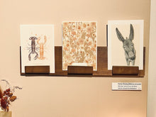 Charger l'image dans la galerie, Porte-Cartes mural aimanté & teinté au Brou de Noix