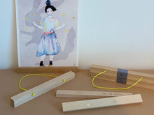 Charger l'image dans la galerie, Attache-poster en bois aimanté – Made in France – Cordon fluo