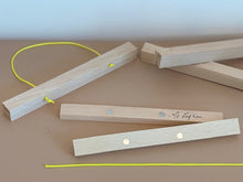 Charger l'image dans la galerie, Attache-poster en bois aimanté – Made in France – Cordon fluo