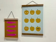 Charger l'image dans la galerie, Attache-poster en bois aimanté – Teinté au brou de noix – Fabrication française 🇫🇷