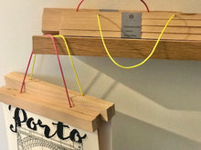 Charger l'image dans la galerie, Attache-poster en bois aimanté – Made in France – Cordon fluo