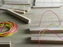 Charger l'image dans la galerie, Attache-poster en bois aimanté – Made in France – Cordon fluo