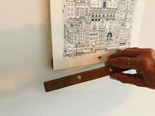 Charger l'image dans la galerie, Attache-poster en bois aimanté – Teinté au brou de noix – Fabrication française 🇫🇷
