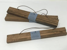Charger l'image dans la galerie, Attache-poster en bois aimanté – Teinté au brou de noix – Fabrication française 🇫🇷
