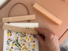 Charger l'image dans la galerie, Attache Poster Aimanté en Bois Brut – Made in France
