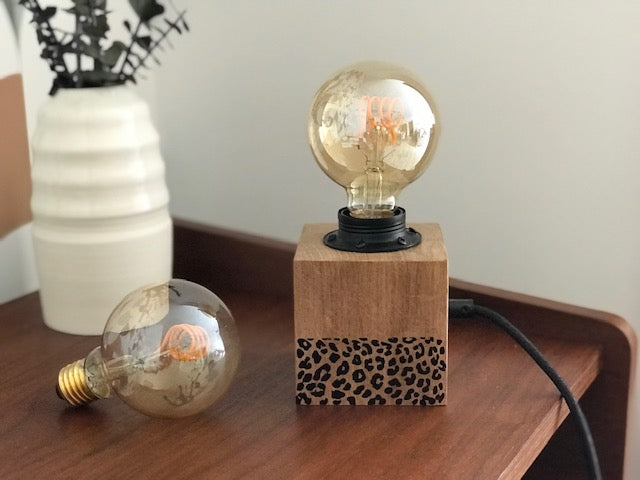 Lampe cube en bois Léopard